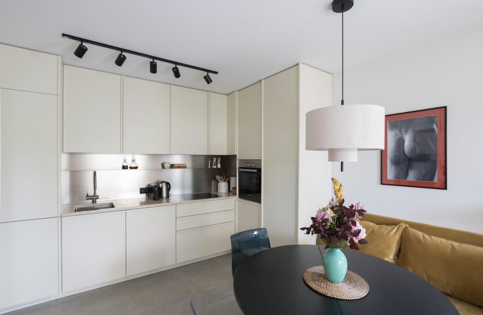 Coffee/tea facilities, Kitchen or kitchenette, Dining area, oven, stove