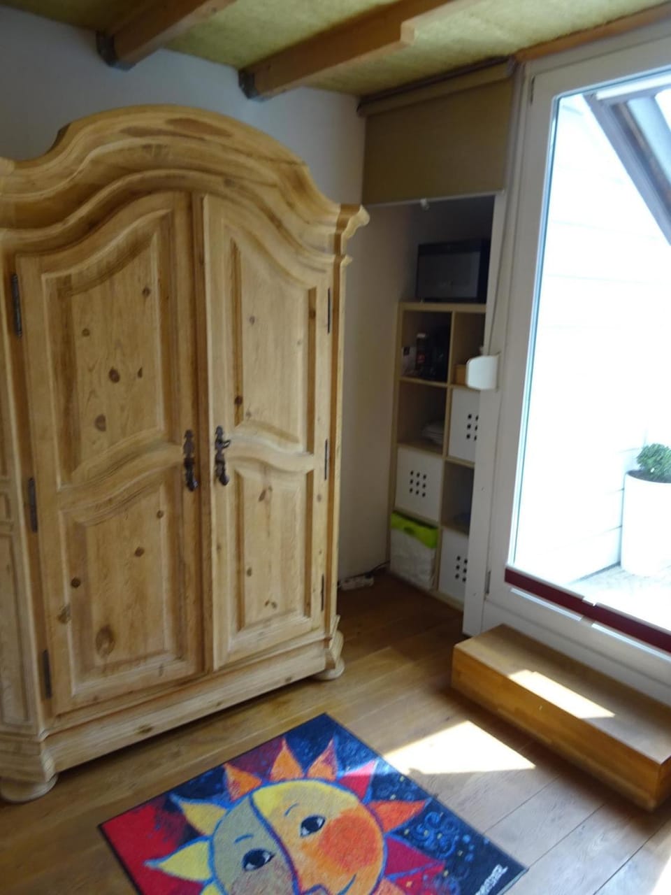 Photo of the whole room, Decorative detail