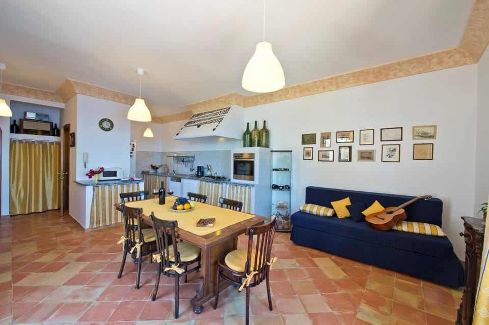 Communal lounge/ TV room, Kitchen or kitchenette, Living room, Seating area, Dining area