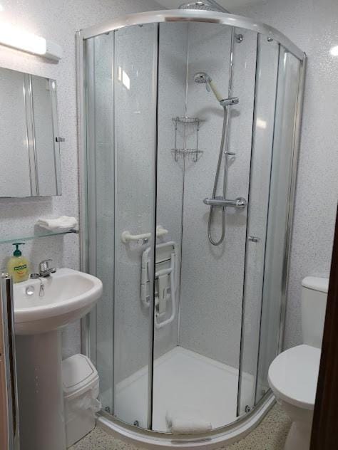 Shower, Toilet