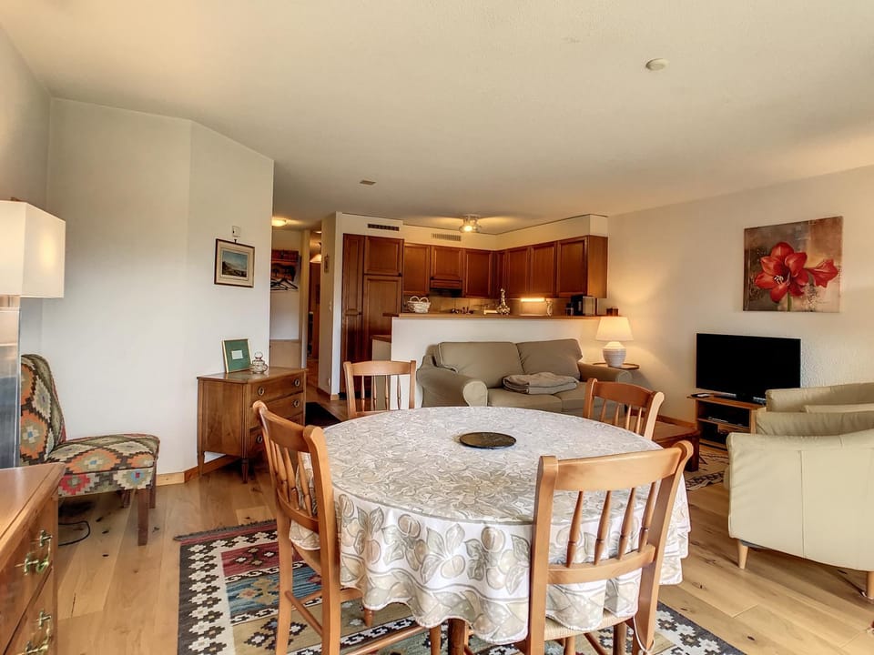 Kitchen or kitchenette, Living room, Dining area