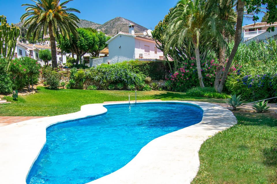 Neighbourhood, Garden, Swimming pool, Swimming pool