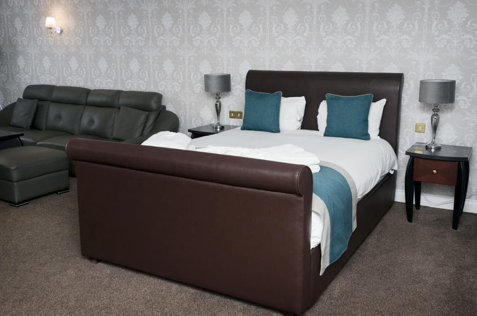 Bed, Seating area, Bedroom