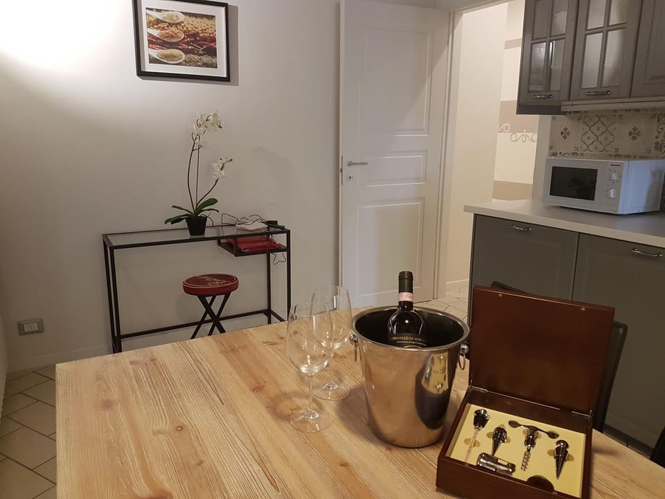 Kitchen or kitchenette, Decorative detail, minibar