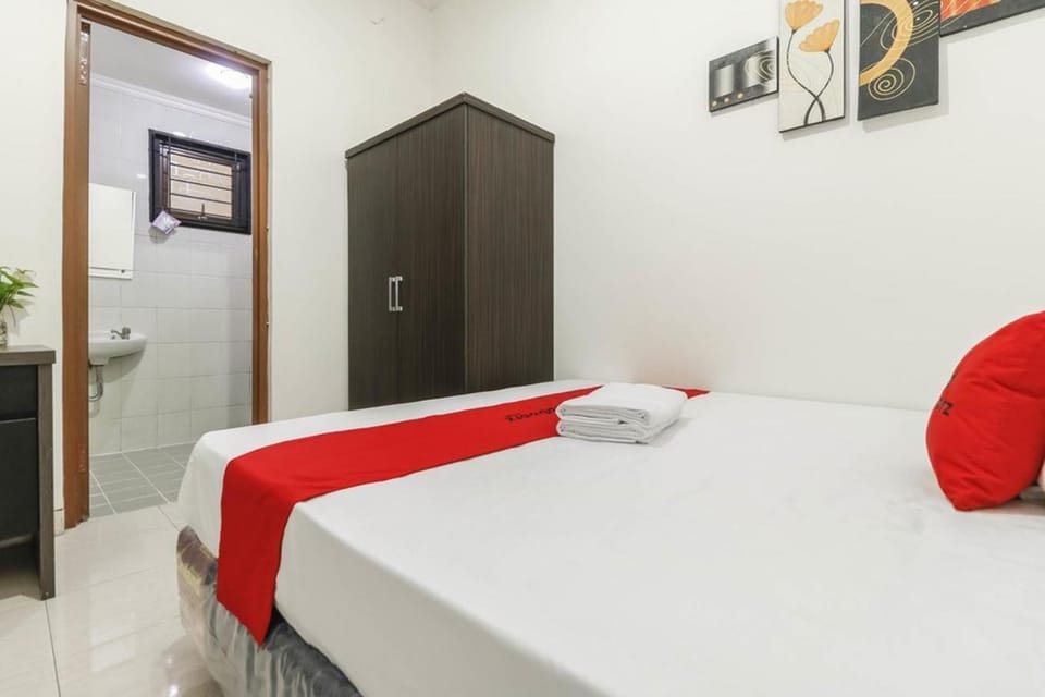 Shower, Bathroom, Bedroom