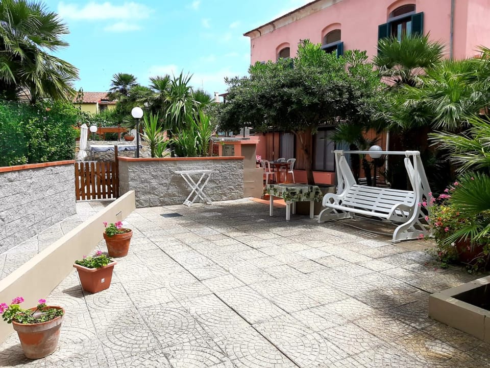 Patio, Garden, Garden view, sunbed