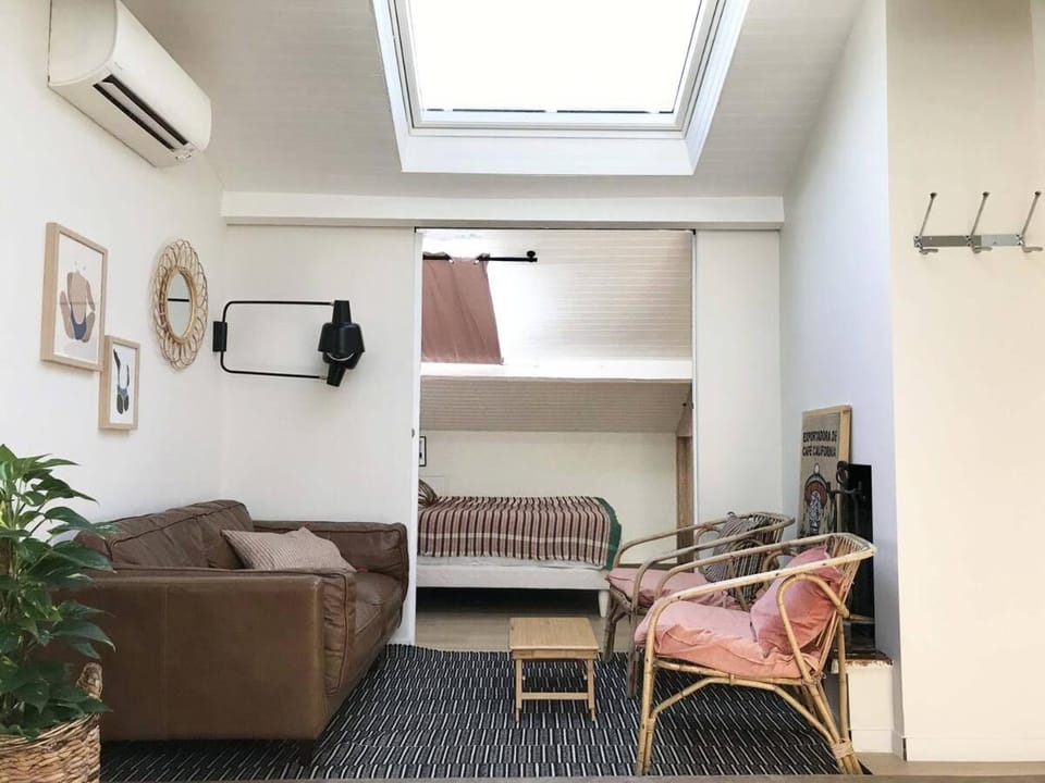 La Mansarde du Port FAMILLY HOME Bed and Breakfast in Nice