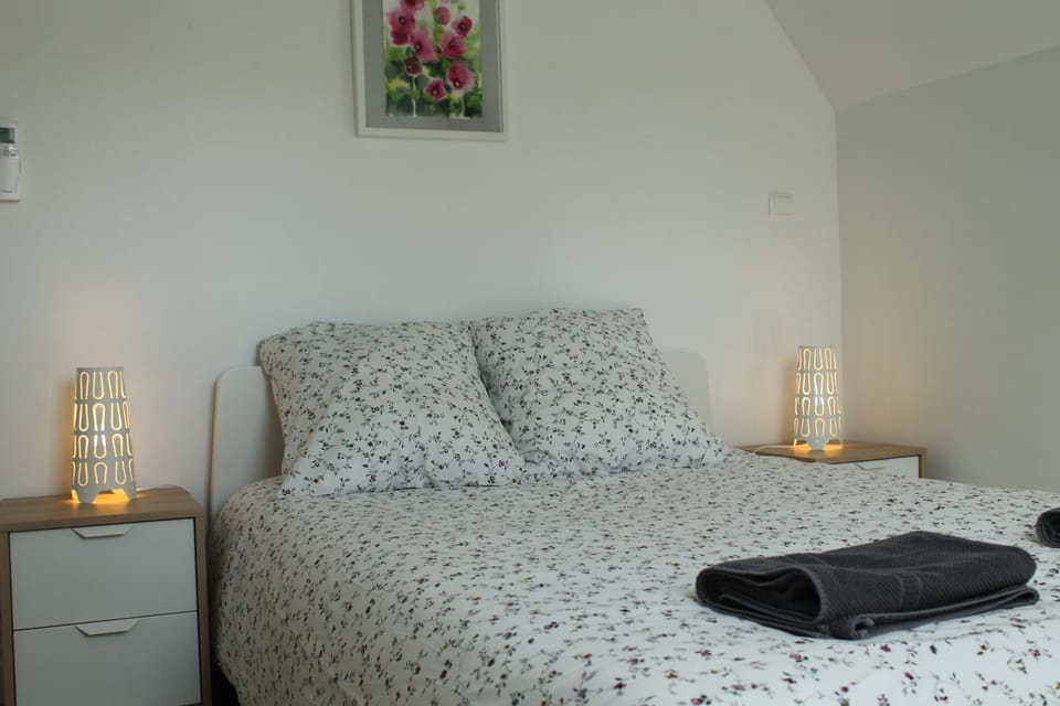Bed, Photo of the whole room, Decorative detail, Bedroom