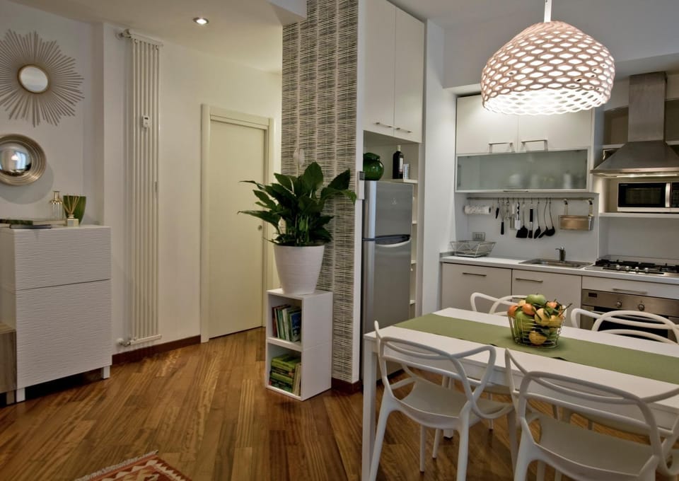 Kitchen or kitchenette, Dining area
