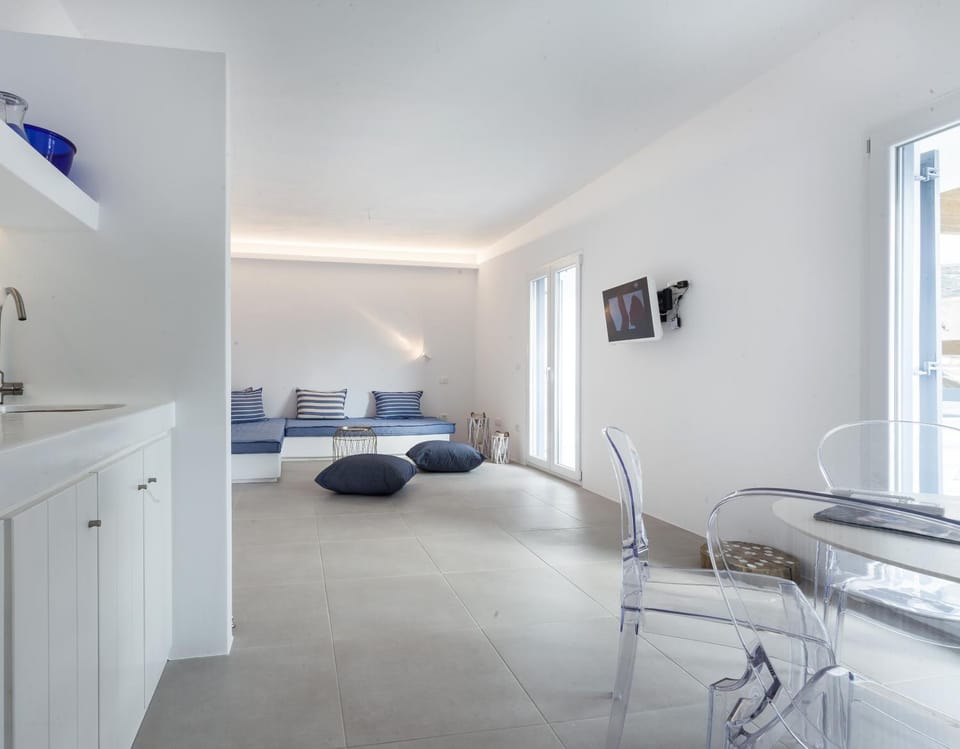Kitchen or kitchenette, Living room, Dining area