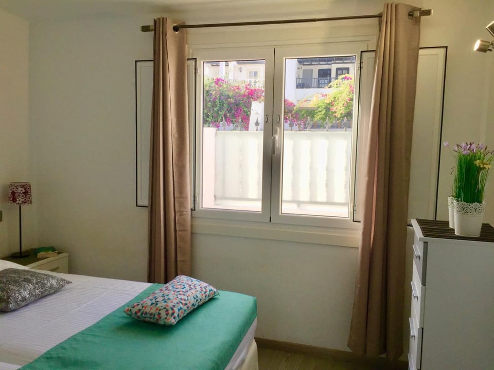 Bed, Bedroom, Quiet street view