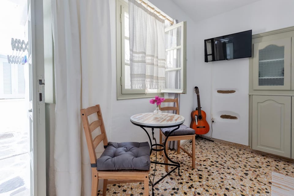 Bougainvillea House Apartment in Paros