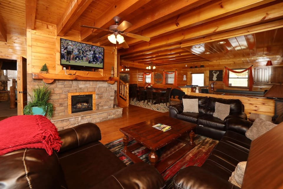 Ridgetop Theatre Lodge Cabin Cabin in Sevier County