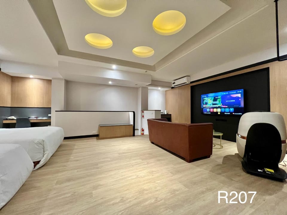 Bed, TV and multimedia, Bedroom
