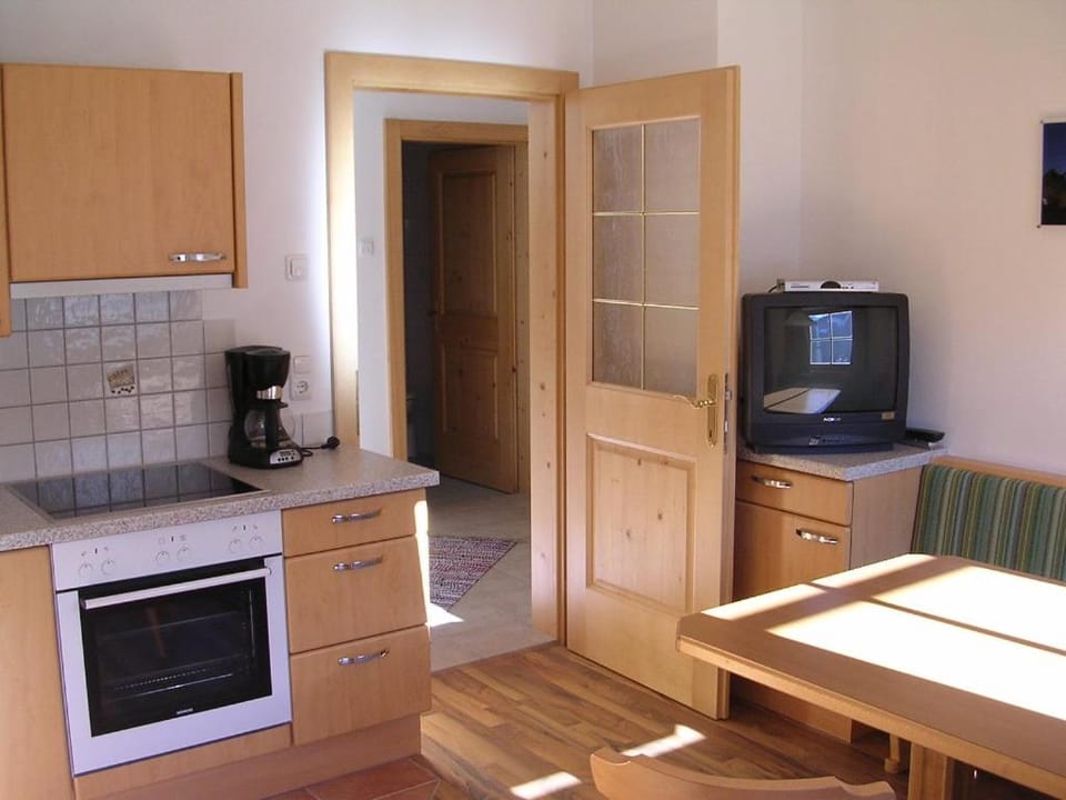 TV and multimedia, Kitchen or kitchenette, Seating area
