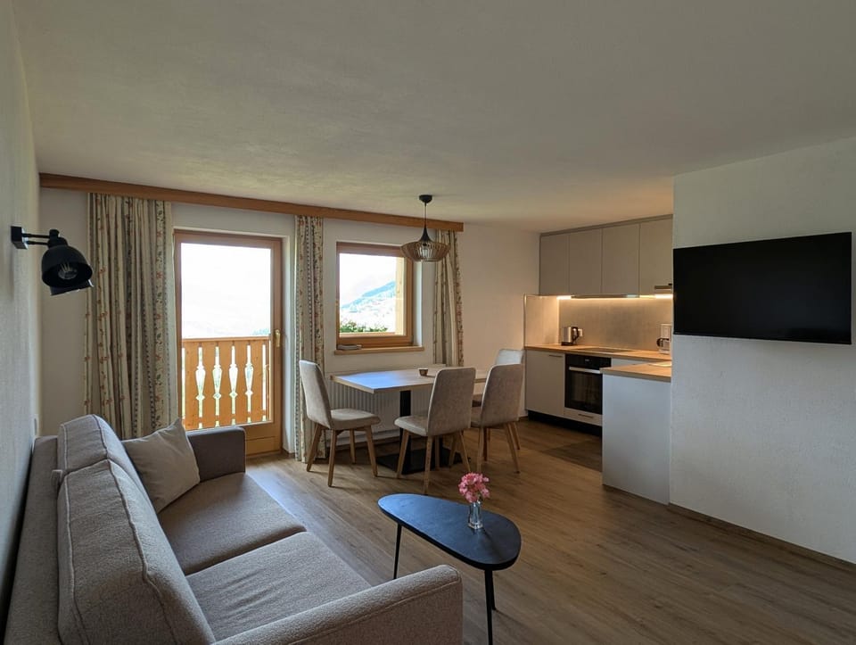 TV and multimedia, Kitchen or kitchenette, Living room, Seating area, Dining area