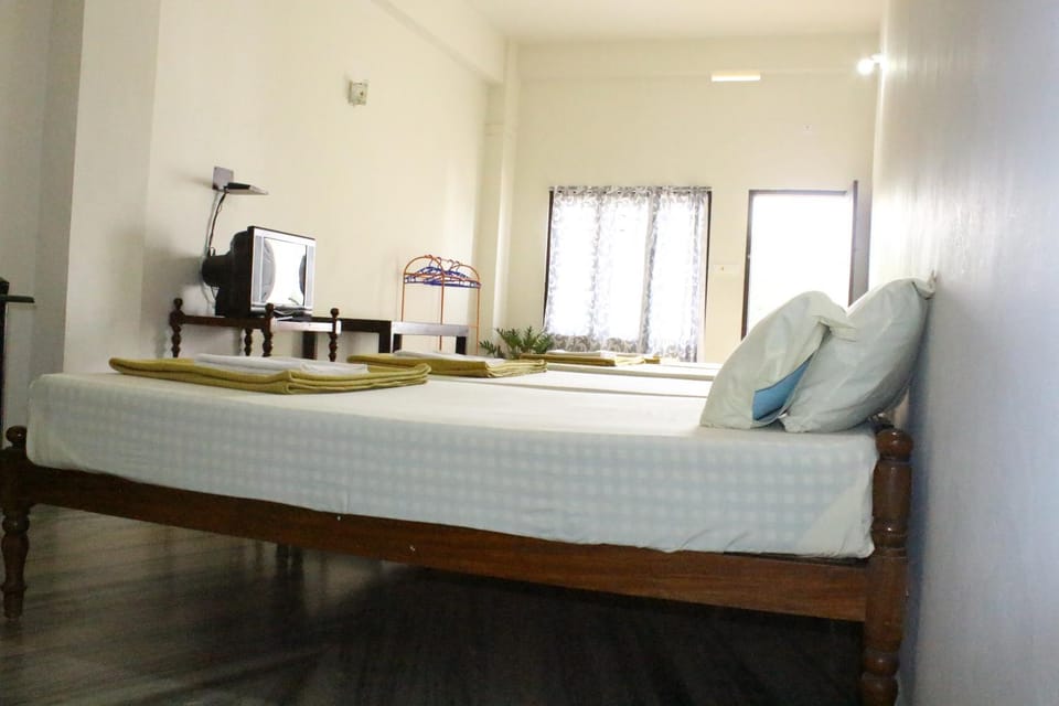 Bed, Seating area, Bedroom