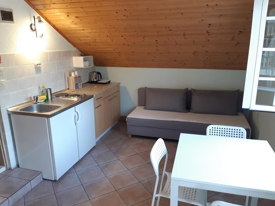 Kitchen or kitchenette, Seating area