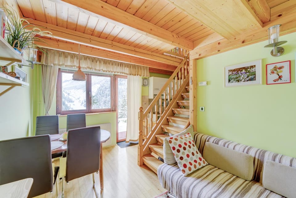 TV and multimedia, Living room, Seating area, Dining area