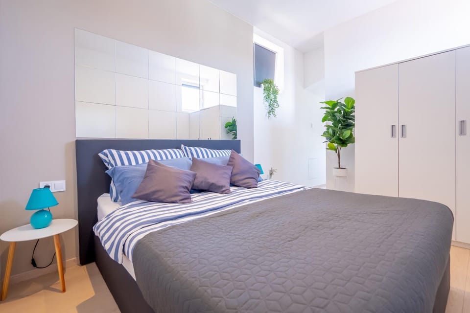 Bed, Bedroom, air conditioner