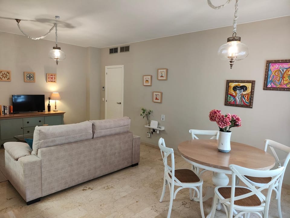 TV and multimedia, Seating area, Dining area