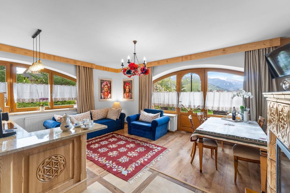 Communal lounge/ TV room, Natural landscape, TV and multimedia, Living room, Seating area, Dining area, Evening entertainment, Mountain view