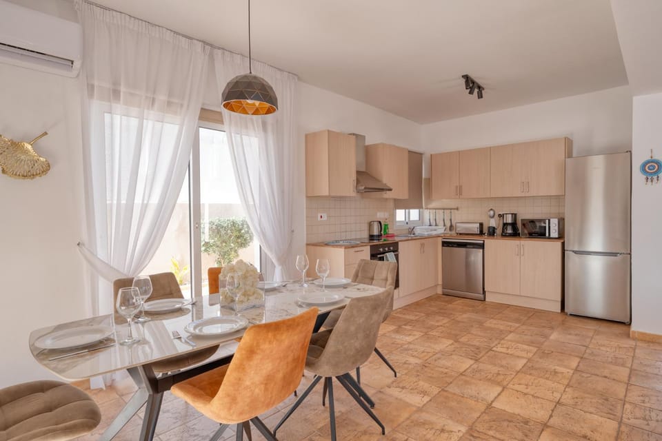 Dining area, kitchen