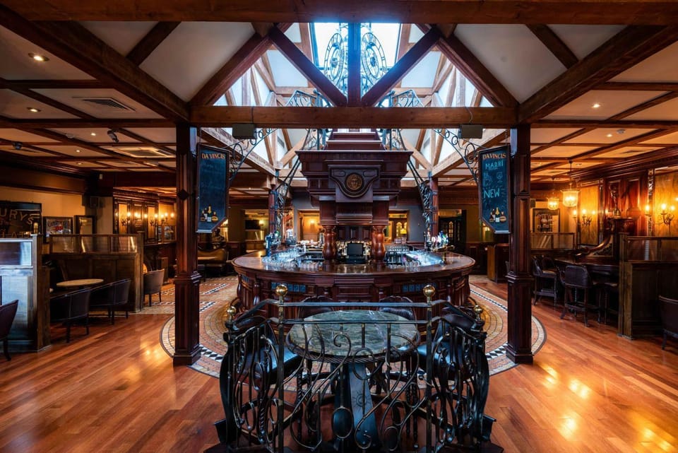 Restaurant/places to eat, Lounge or bar, Lounge or bar