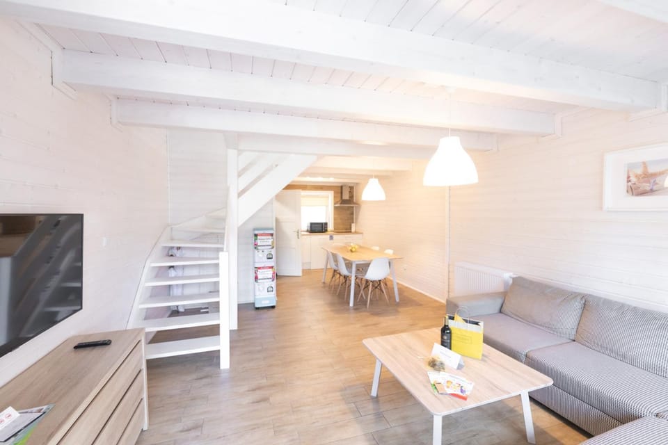 Communal lounge/ TV room, TV and multimedia, Living room, Seating area, Dining area