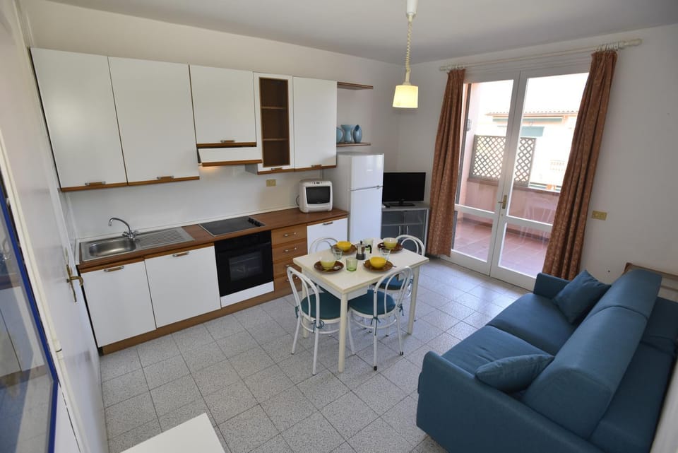 Kitchen or kitchenette, Living room, Dining area, oven, pet friendly, stove