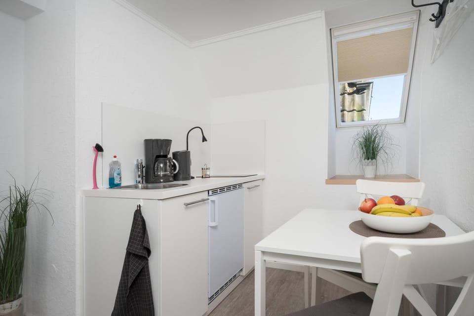 Coffee/tea facilities, Kitchen or kitchenette, Living room, Photo of the whole room, Seating area, Dining area, Bedroom, stove, towels, kitchen