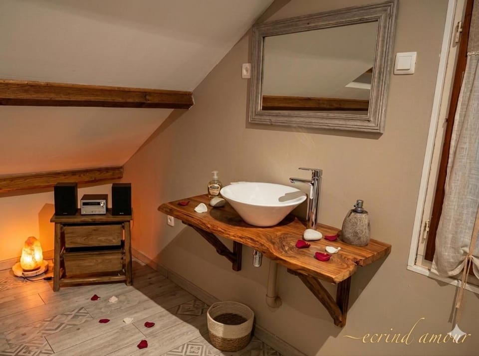 Suite XXL Romantisme et Jacuzzi privatif Bed and Breakfast in Nouvelle-Aquitaine