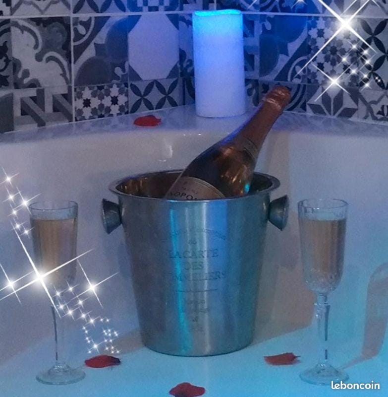 Suite XXL Romantisme et Jacuzzi privatif Bed and Breakfast in Nouvelle-Aquitaine
