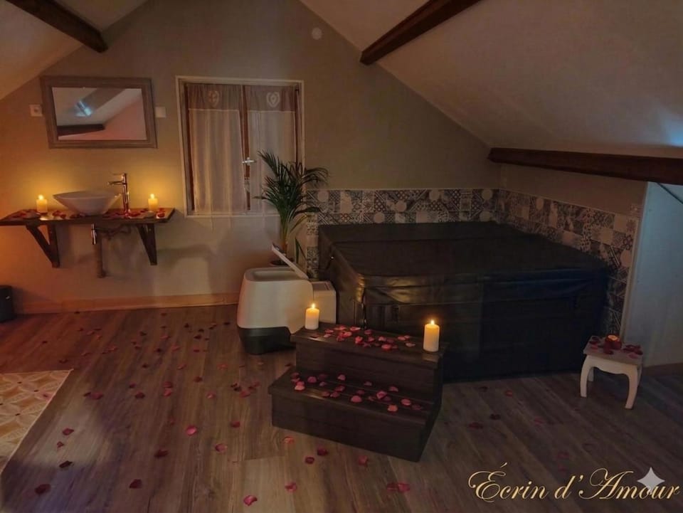 Suite XXL Romantisme et Jacuzzi privatif Bed and Breakfast in Nouvelle-Aquitaine