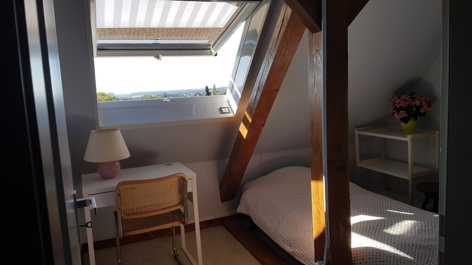 Photo of the whole room, Seating area