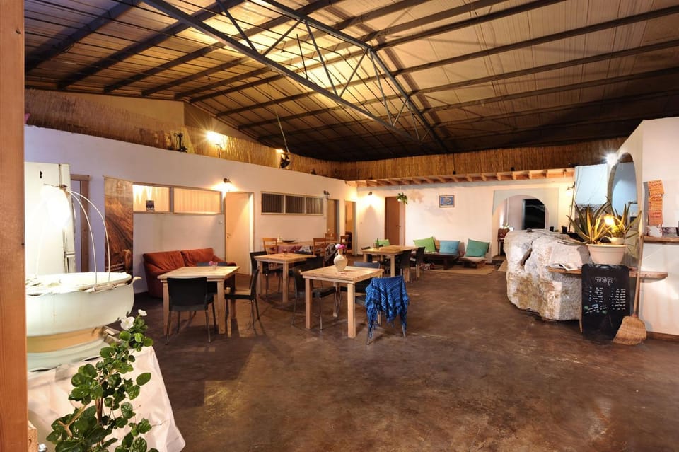Restaurant/places to eat, Communal lounge/ TV room, Lounge or bar