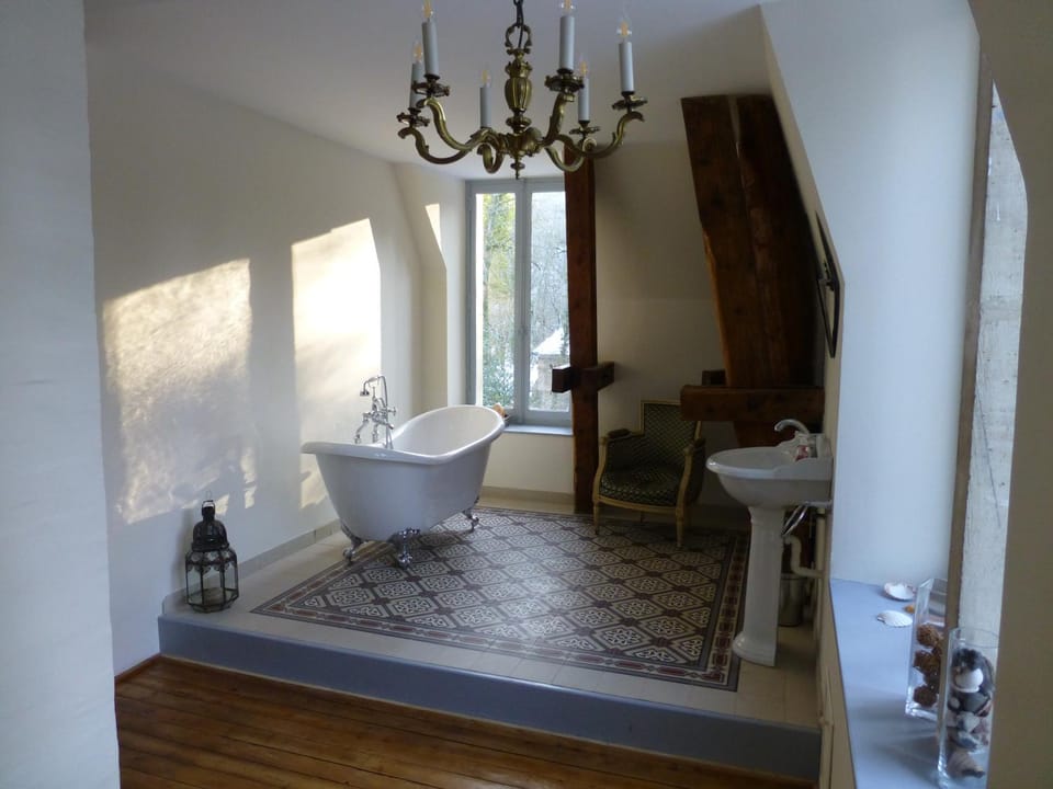 Bathroom, Photo of the whole room, Decorative detail
