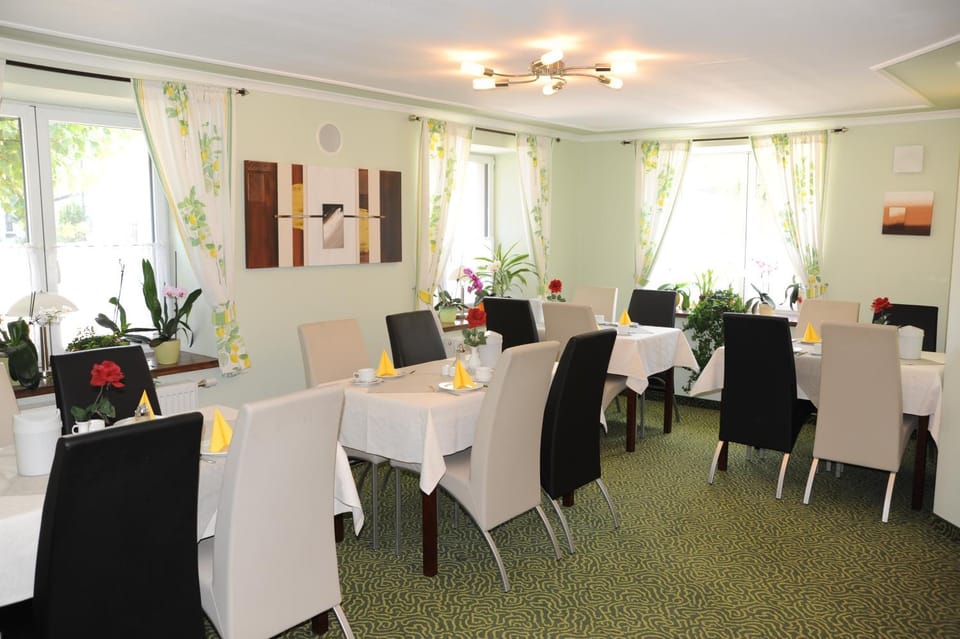 Restaurant/places to eat, Restaurant/places to eat, Buffet breakfast