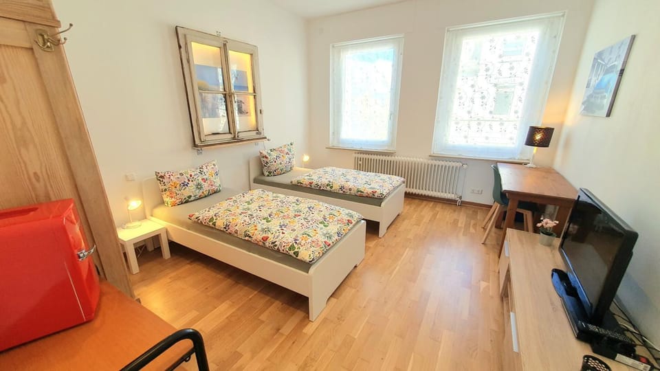 Bed, TV and multimedia, Photo of the whole room, Seating area, Bedroom