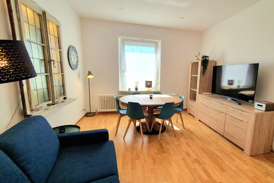 Communal lounge/ TV room, TV and multimedia, Living room, Seating area, Dining area, Evening entertainment