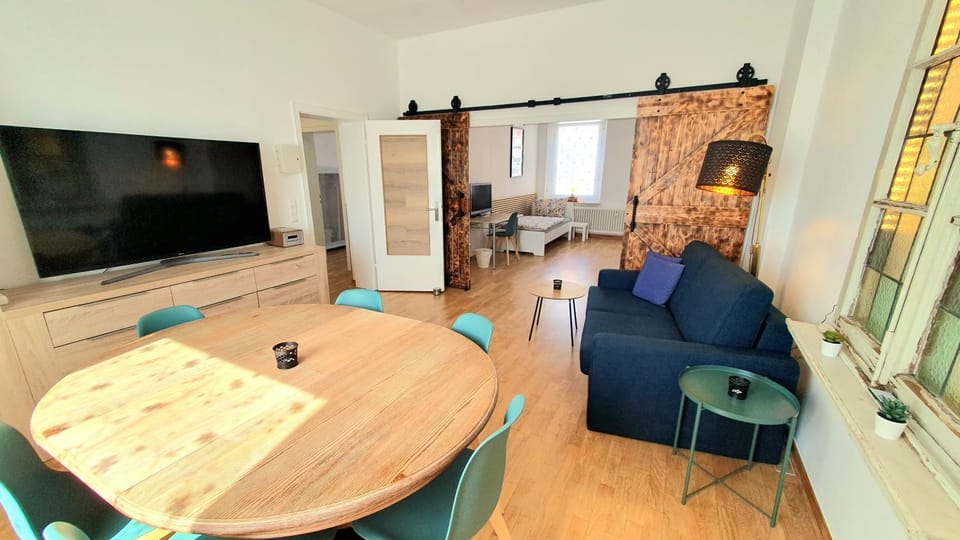 Communal lounge/ TV room, TV and multimedia, Living room, Seating area, Dining area, Evening entertainment