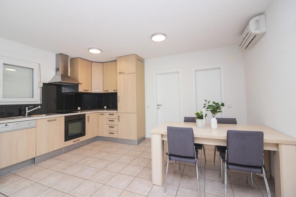 Kitchen or kitchenette, Dining area, oven, stove