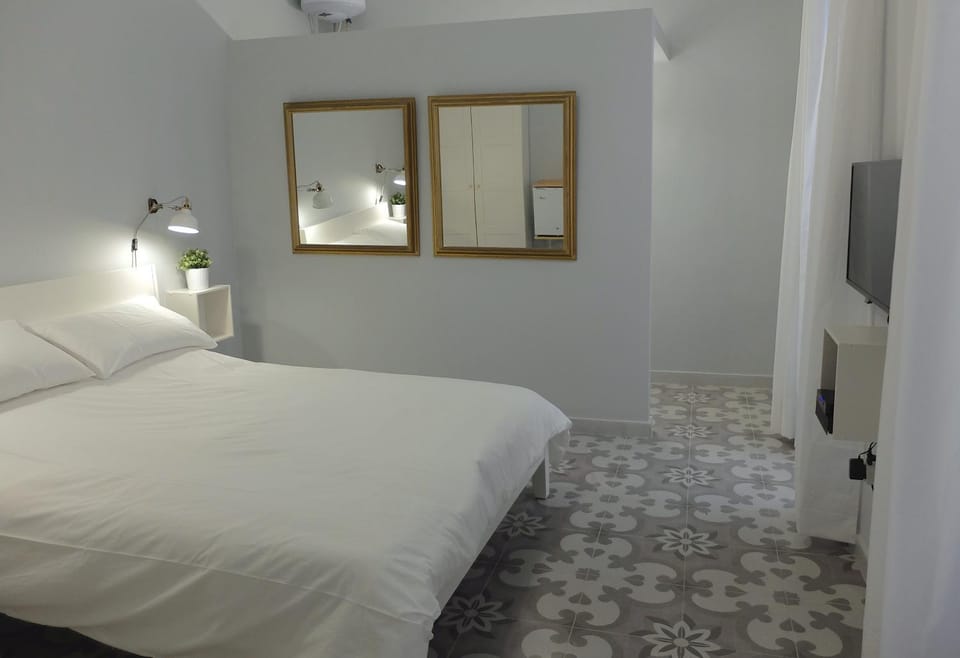 Shower, TV and multimedia, Coffee/tea facilities, Balcony/Terrace, Photo of the whole room, Seating area, Bedroom, Street view