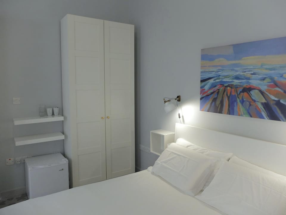 Coffee/tea facilities, Decorative detail, Bedroom