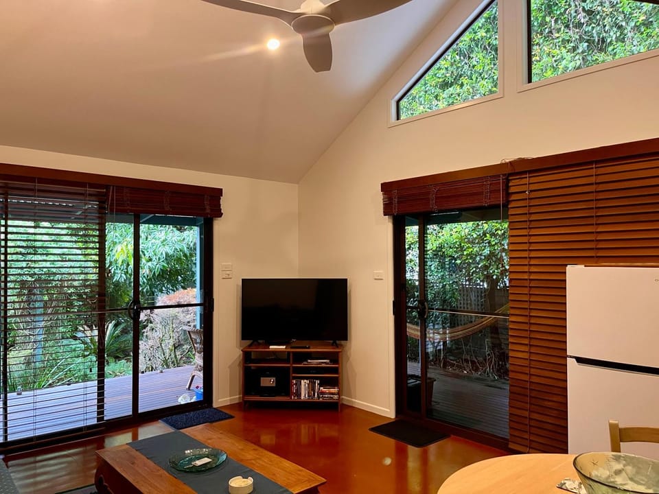 TV and multimedia, Living room, Dining area, Garden view