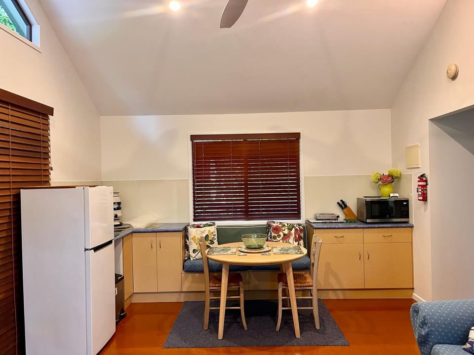 Kitchen or kitchenette, Dining area, oven