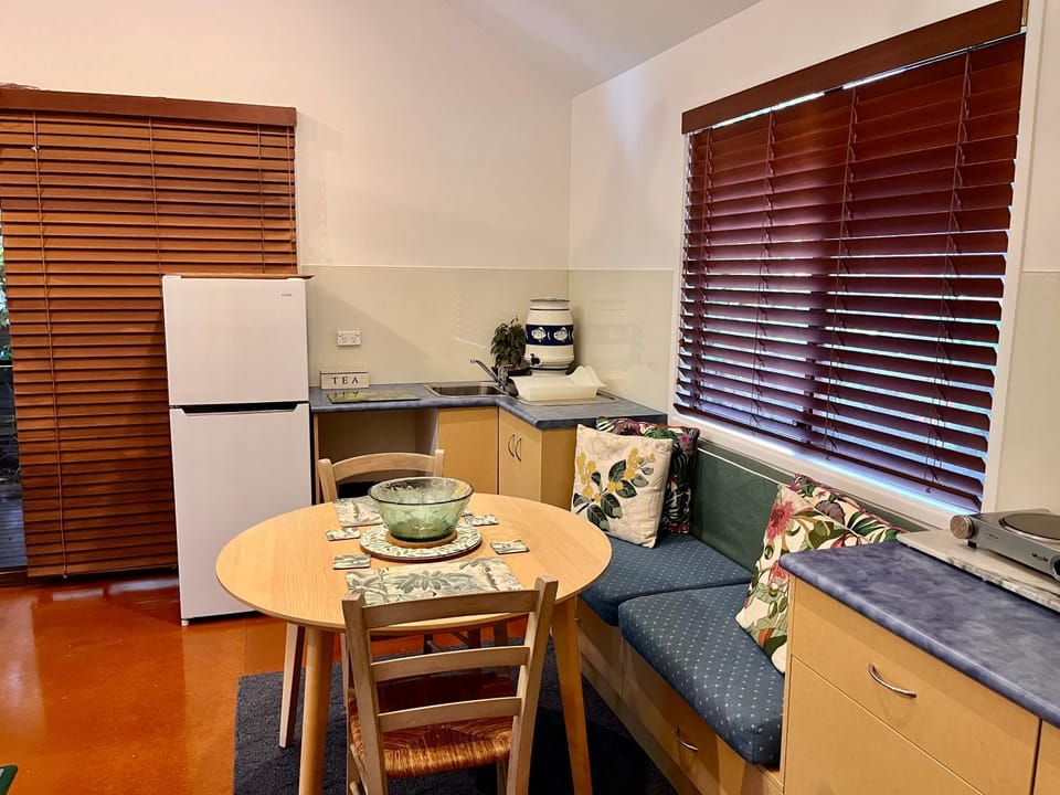 Kitchen or kitchenette, Dining area, stove