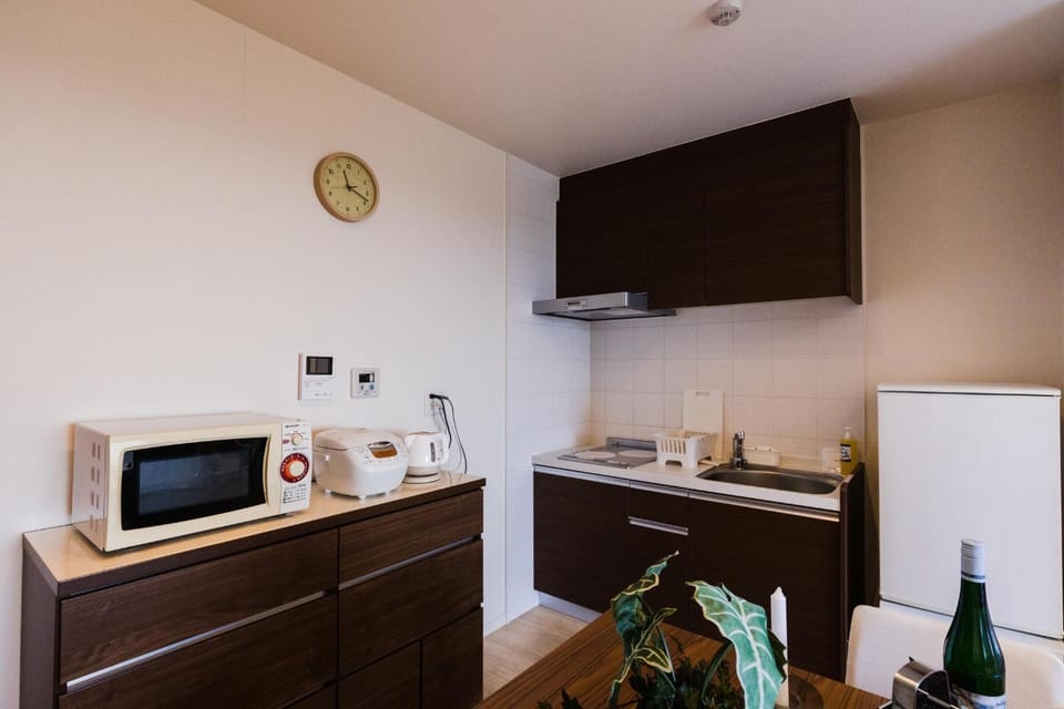 Kitchen or kitchenette, minibar