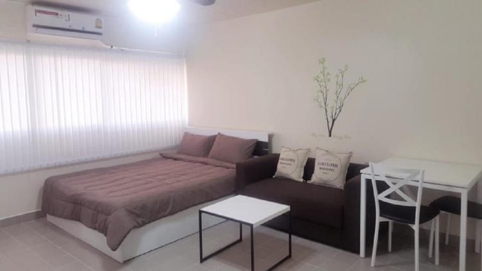 Bed, Living room, Photo of the whole room, Seating area, Bedroom