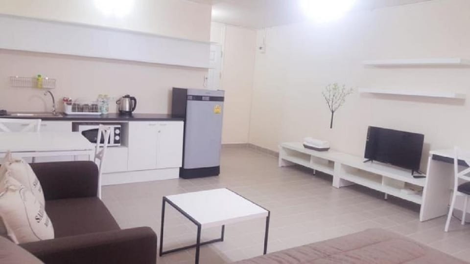 Communal lounge/ TV room, TV and multimedia, Kitchen or kitchenette, Living room, Seating area, Dining area, Communal kitchen